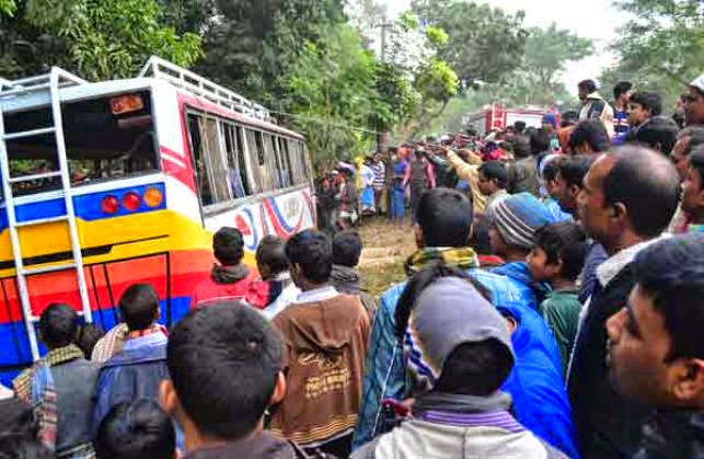 ক্রেন নয়, বাস তুলে ছাত্রীদের বের করল জনতা by আবুল কালাম মুহম্মদ আজাদ