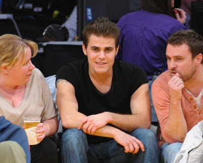 TVD: Nuevas fotos de Paul Wesley y Julie Plec en el Juego de Los Lakers (18/12/12)