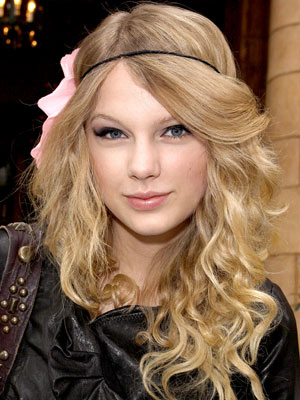 My hair twin is Taylor Swift when her hair is in its natural