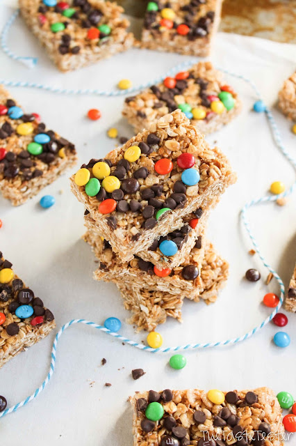 Mini M&M Chewy Granola Bars #recipe | www.the-taste-tester.com