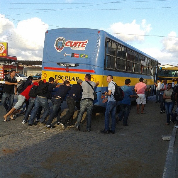  FLAGRANTE-Universitários cuiteenses empurram ônibus quebrado da Prefeitura Municipal de Cuité.confira: 