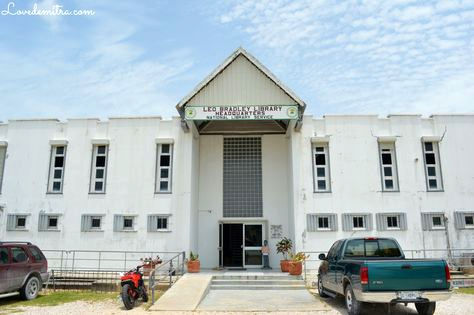 El nombre oficial de la biblioteca es Belize National Library Service and Information System