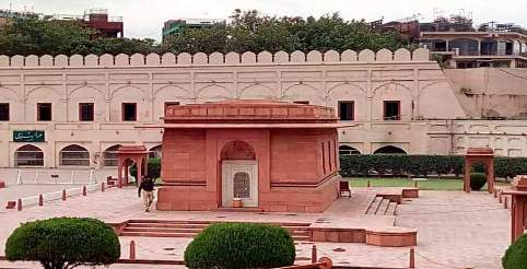 Where is the mausoleum of Allama Iqbal?