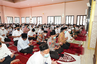Wapres Salat Jumat Bersama Pj. Gubernur dan Wakapolda Banten di Masjid Agung Penata