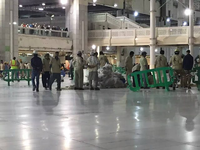 Pekerja Masjidil Haram melakukan pembersihan di kawasan saie
