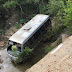 Micro-ônibus que transportava estudantes cai em ribanceira na cidade de Juazeiro/BA 