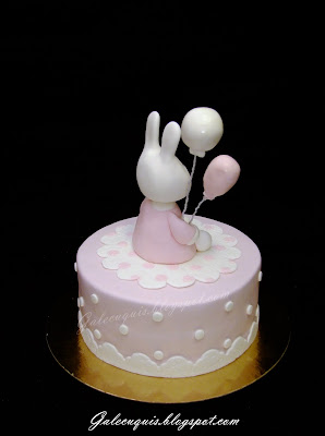 Tarta bautizo fondant con conejito con globos