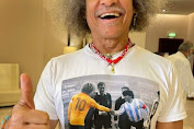 PIALA DUNIA 2022 : Berangkat Ke Qatar, Carlos Valderrama Gunakan Kaos Dirinya Bersalaman dengan Diego Maradona