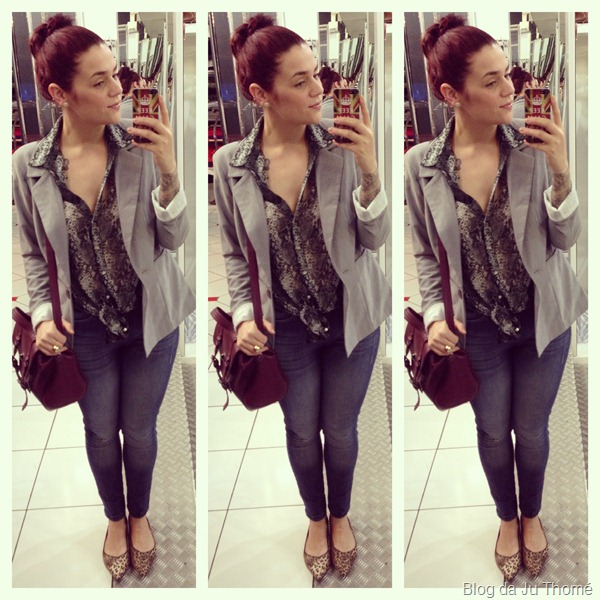 look jeans, camisa estampada e blazer cinza