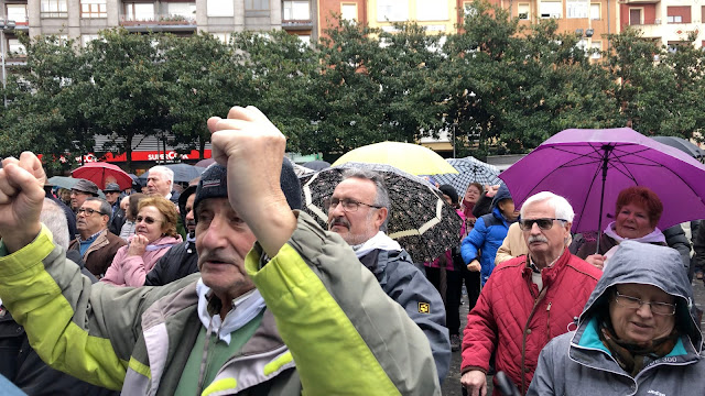 Participantes en la concentración de pensionistas en Barakaldo