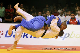 A. Gomez (kimono azul), de Cuba, se enfrenta a P. Cagne (kimono blanco), de Canadá,  en la categoría de 66 kilogramos, durante la primera jornada del Grand Prix de Judo de La Habana, con sede en el Coliseo de la Ciudad Deportiva, el 6 de junio de 2014.