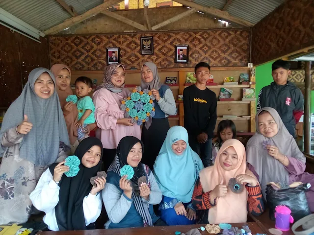 Pelatihan Kerajinan Tangan Kain Flanel: PKBM Celah Cahaya Membuka Peluang Bisnis