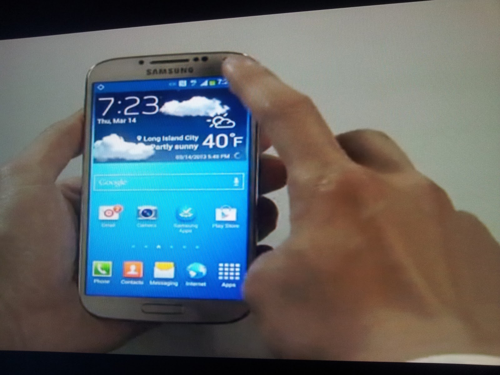 Samsung Galaxy S4 Specs: images of unpacked events S4