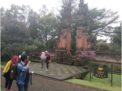 taman gaya Bali Taman Bunga Nusantara