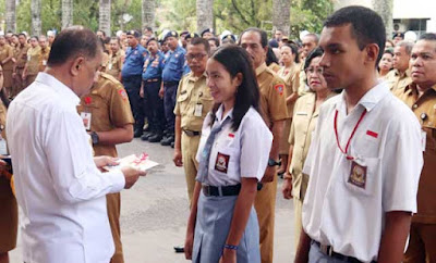 Ambon, Malukupost.com - Sebanyak 600 siswa Sekolah Menegah Atas (SMA) di kota Ambon usia 17 tahun (U-17) menerima Kartu Tanda Penduduk Elektronik (e-KTP). E-KTP bagi siswa usia U-17 diserahkan Wali Kota Ambon Richard Louhenapessy kepada perwakilan siswa di halaman Balai kota Ambon, Selasa (22/1). Richard mengatakan, siswa U-17 yang menerima e-KTP siap menggunakan hak selaku warga negara di Pemilihan Umum (Pemilu) 17 April 2019.