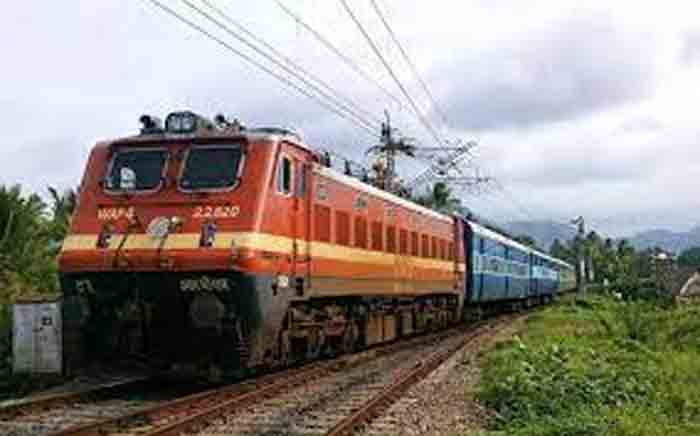 Crane stuck: Rail traffic on Palakkad line disrupted; Later restored, Palakkad, News, Traffic, Protection, Kerala
