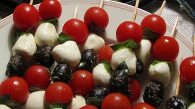 Mozarella-Tomaten-Oliven-Basilikum-Spieß