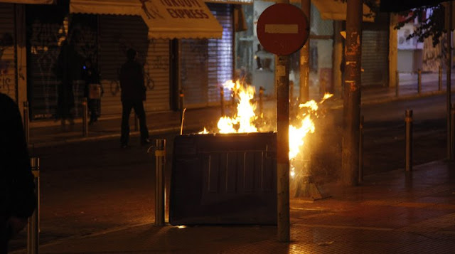 Η ΝΥΧΤΑ ΤΟΥ ΑΓΙΟΥ ΒΑΡΘΟΛΟΜΑΙΟΥ!!! Επεισόδια και απόψε στα Εξάρχεια: Έβαλαν φωτιές σε κάδους κι έστησαν οδοφράγματα