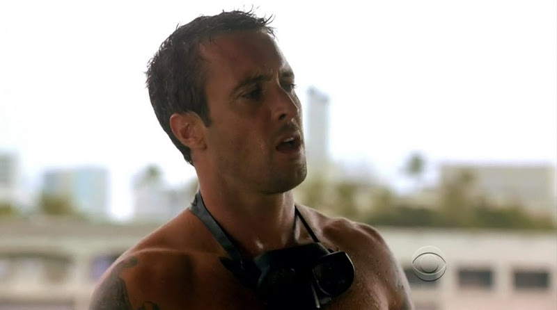 Alex O'Loughlin Shirtless on Hawaii Five-0 s1e10