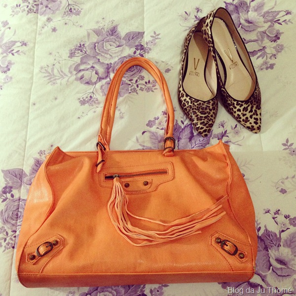 look calça floral preta e branca, tricot cinza e bolsa laranja (2) look calça floral preta e branca, tricot cinza e bolsa laranja (2)
