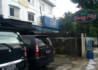 Tampak depan rumah makan Saung Fitri, Depok