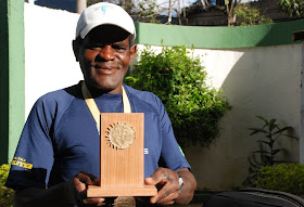 Delino Tomé exibe a medalha e o troféu que trouxe da Ultramaratona Day Night Run