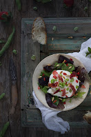 Ensalada de habas con jamón y burrata