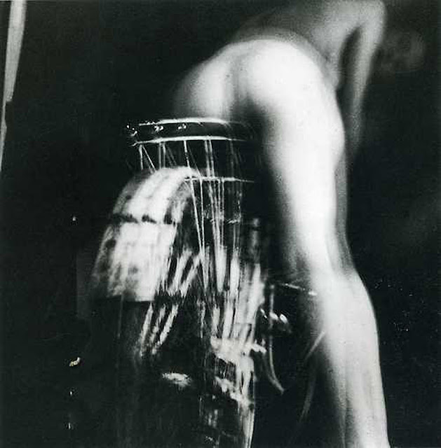 Γυμνή γυναίκα σε ποδήλατο του Hans Bellmer, για την Ιστορία του Ματιού του Ζωρζ Μπατάιγ (Georges Bataille)