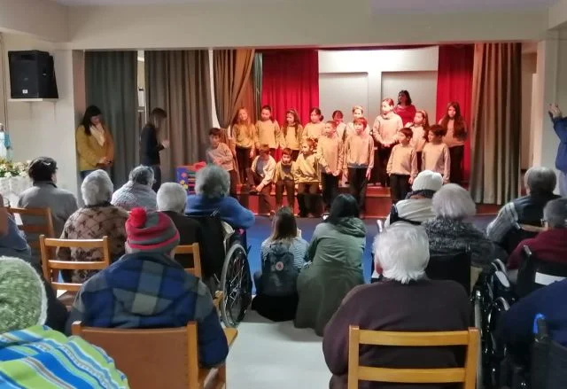 Alumnos del Colegio Alemán visitan a residentes del Hogar Santa María de Osorno