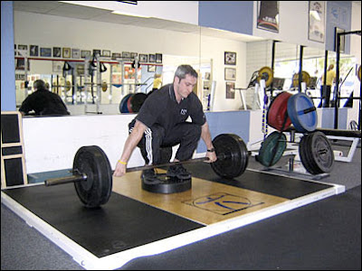 Treinamento de treino crossfit para campeonato de jogos. homem de esportes  treinando levantamento terra de sumo pesado
