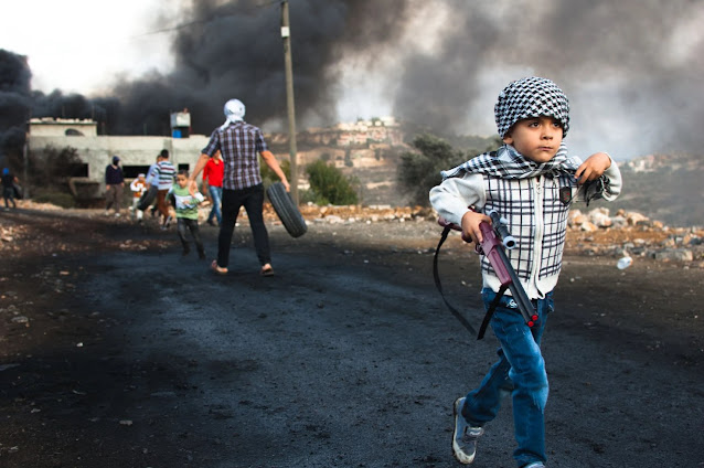 Palestine kid at war