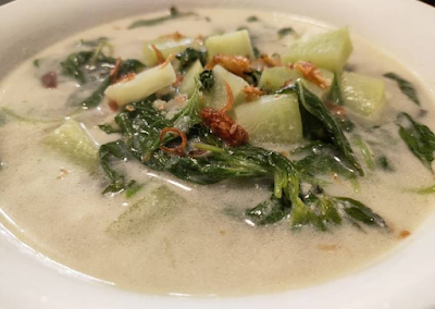 Sayur Bobor bayam terbuat dari daun bayam yang dimasak dengan bumbu-bumbu khas, seperti bawang putih, bawang merah, jahe, dan cabai. Sayur ini biasanya dimasak dengan santan yang memberikan cita rasa kaya dan gurih.