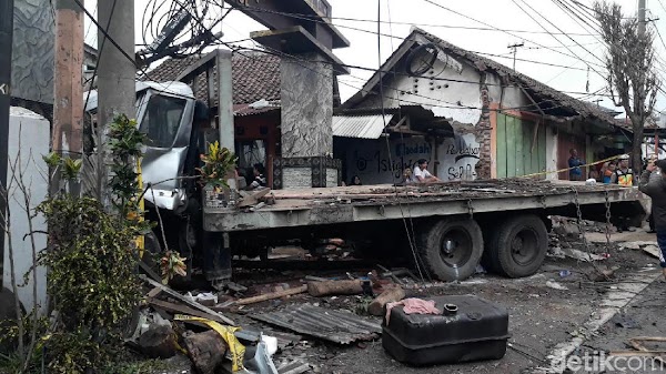Ini 7 Nama Korban Tewas Truk Angkut Ekskavator Kecelakaan di Pasuruan