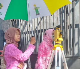 PERINGATI HARDIKNAS : SISWA DPIB & TKP SMKN 2 JEMBER PRAKTEK THEODOLITE DENGAN BAJU ADAT
