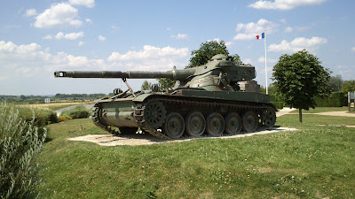 Un tank sur le monument