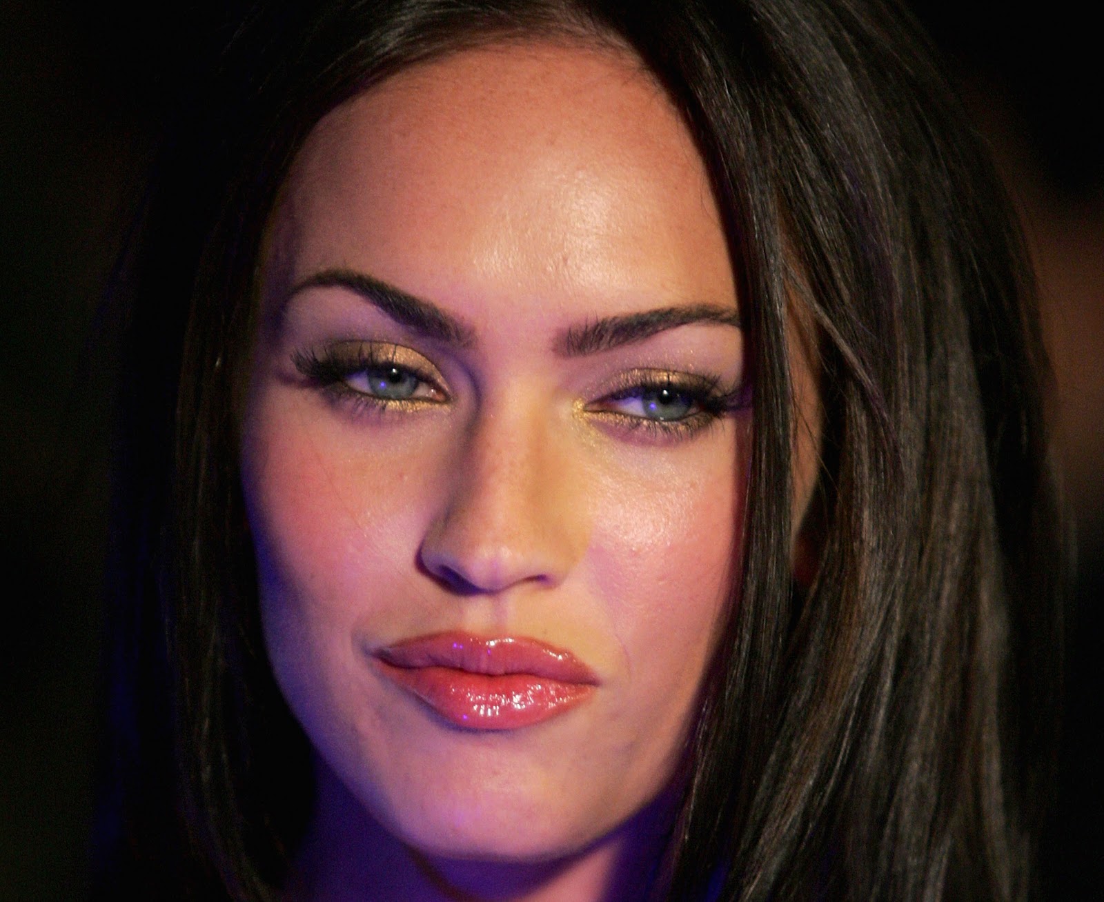  Megan Fox Wallpapapers Black Background HD 