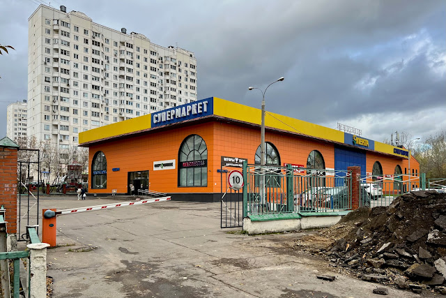 улица Гурьянова, супермаркет «Лента» (бывший торговый центр «Курьяново-Печатники»)