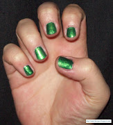 Step 1: Apply a green base color. Step 2: Start painting on four dots.