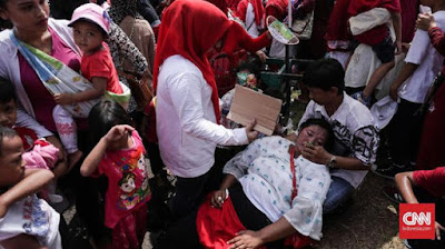 Hasil gambar untuk suasana pembagian makanan ringan gratis di monas