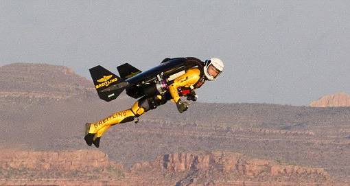 Benar-Benar Terbang Seperti Burung.  Yves Rossy si 'JetMan' Terbang Selama 8 Menit di Atas Bukit Grand Canyon