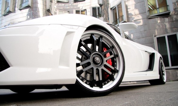 Three-piece, shiny black rims – each with a white painted deep dish – in 