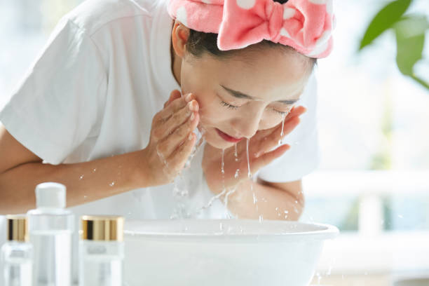 7 Easy Steps to Wash Your Face the Right Way - A Beginner's Guide