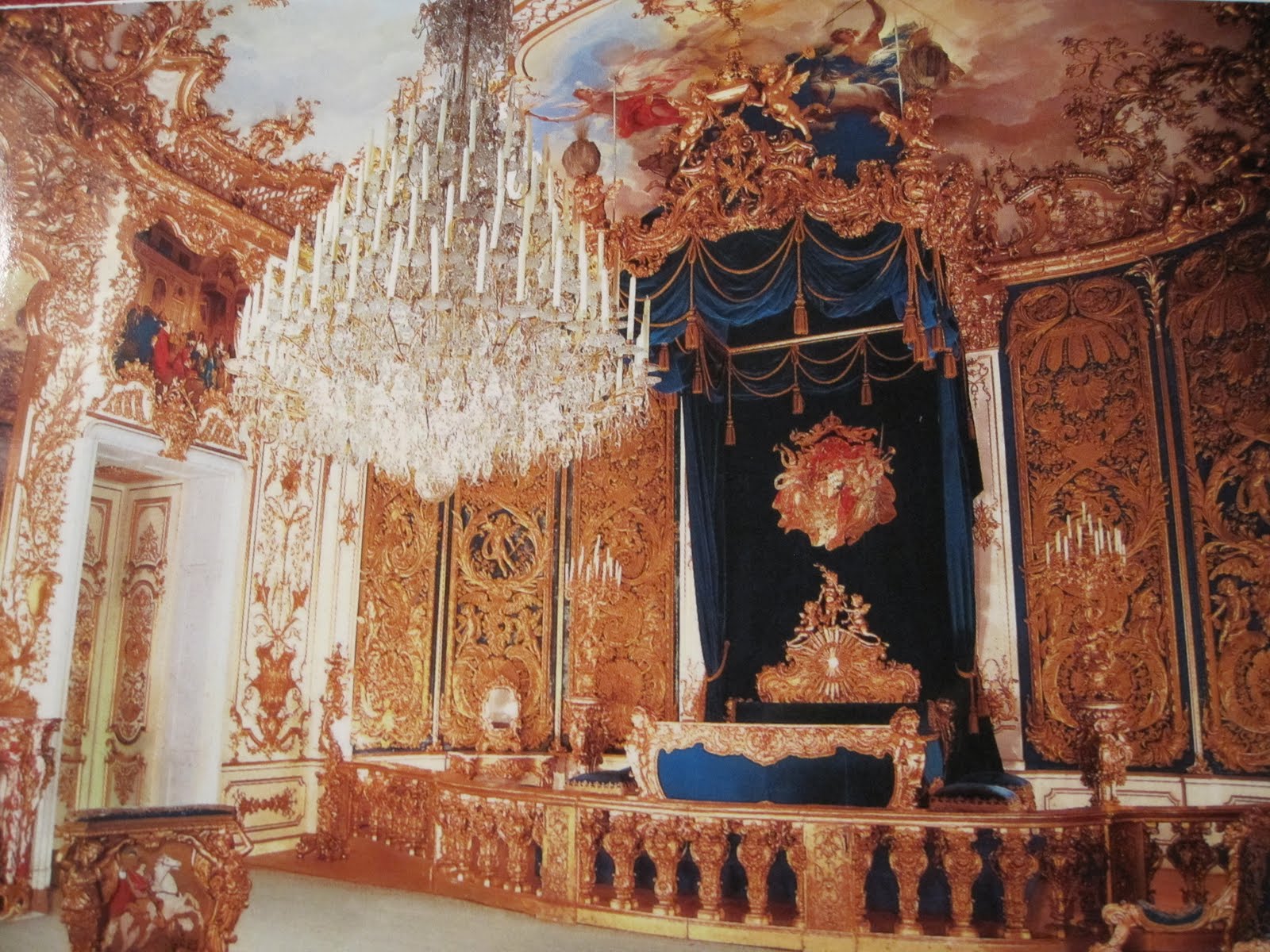 The queen, Marie Antoinette, had nice rooms as well. Here is her ...