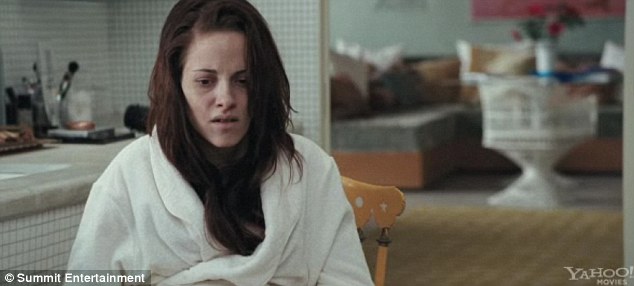Star Foodball Player First Look At A Pregnant And Dying Bella In Brand New Breaking Dawn Footage
