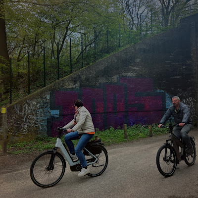 Fietsers fietsen langs graffiti