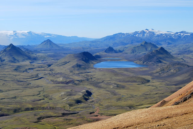 vista desde jokultungur del lago alftavatn e volcán Eyjafjallajökull, durante el trekking del laugavegur en islandia