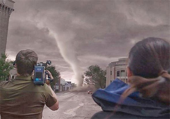 THIS SUMMER: Inilah 3 Foto Pertama Badai Tornado di Film Bencana 'Into ...