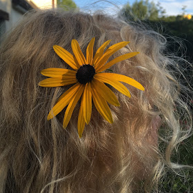 rudbeckia dans les cheveux blonds d'une fillette