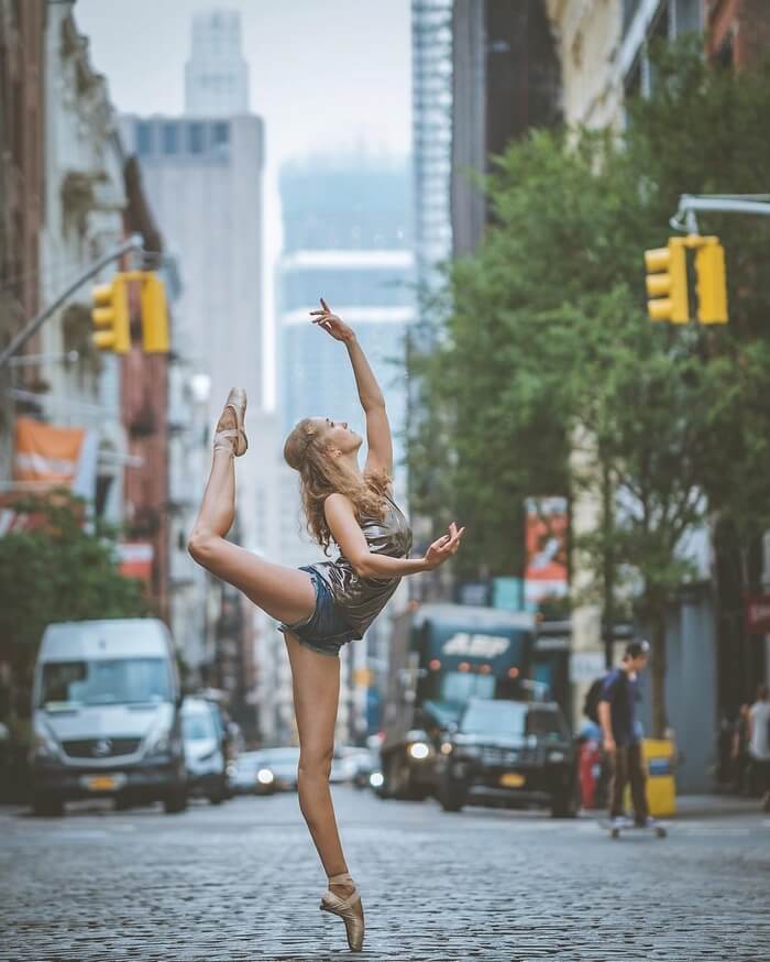 37 Captivating Portraits Of Ballet Dancers Dancing On New York Streets