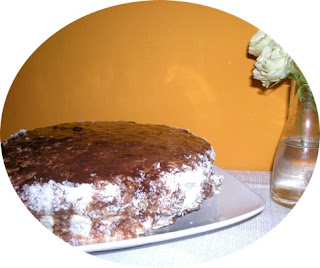 Torta al cioccolato fondente farcita con crema al cocco